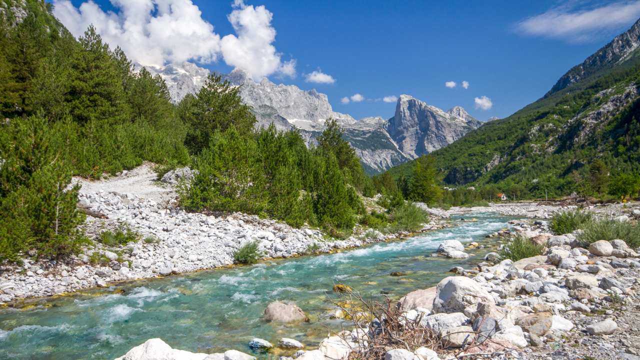 Albania trekking fiume