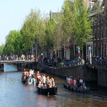 Amsterdam si tinge d'arancio per la festa del Re