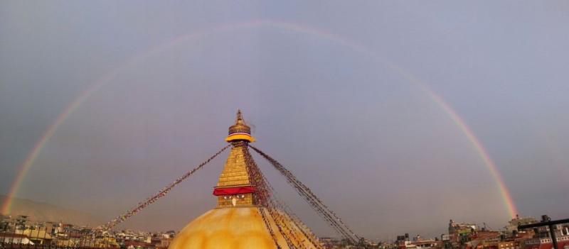 Nepal Boudha con arcobaleno